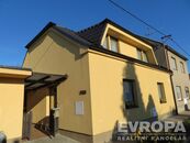 Nádherný prostorný dům s dispozicí 5+kk s velkou garáží k pronájmu na adrese Orebská, Svítkov, Pard, cena 30000 CZK / objekt / měsíc, nabízí EVROPA realitní kancelář