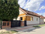 Pronájem prostorného rodinného domu 5+kk se zahradou a bazénem Pardubice, Studánka, cena 49000 CZK / objekt / měsíc, nabízí Právní Realitní Holding, s.r.o.